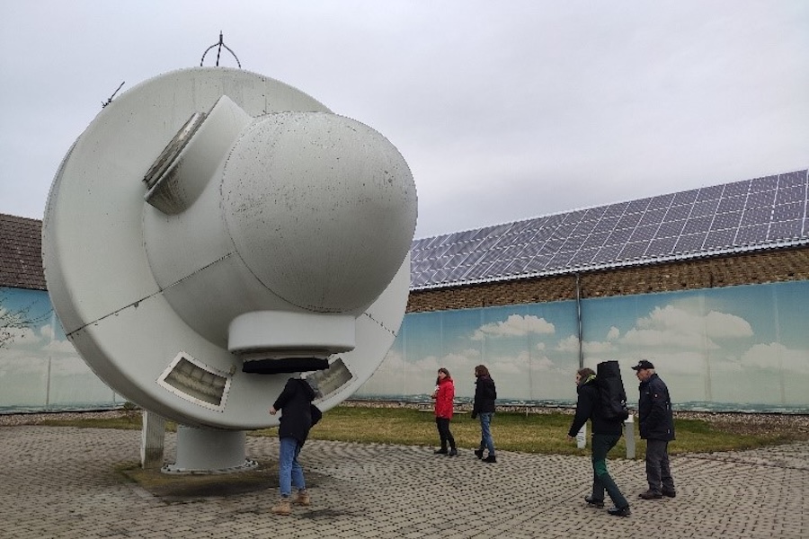 Windrad-Gondel im Hof des Neue Energien Forums in Feldheim_c_Eva Greiner_900x600