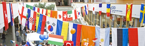 Internationale Flaggen im AudiMax der Viadrina ©Heide Fest