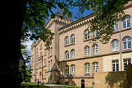 Unigebäude in der August-Bebel-Straße im Sommer, Gesamtansicht  (Foto Heide Fest, Pressestelle)