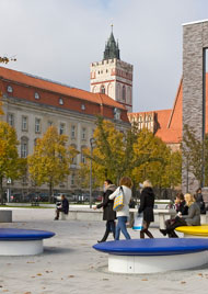 Hauptgebäude der Universität, Große Scharrnstr., hinten ist die Marienkirche ©Heide Fest